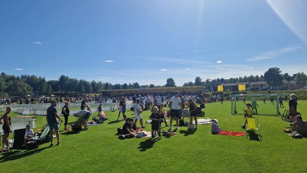 Folksamling vid medaljutdelningen under Hagadagarna 2025.